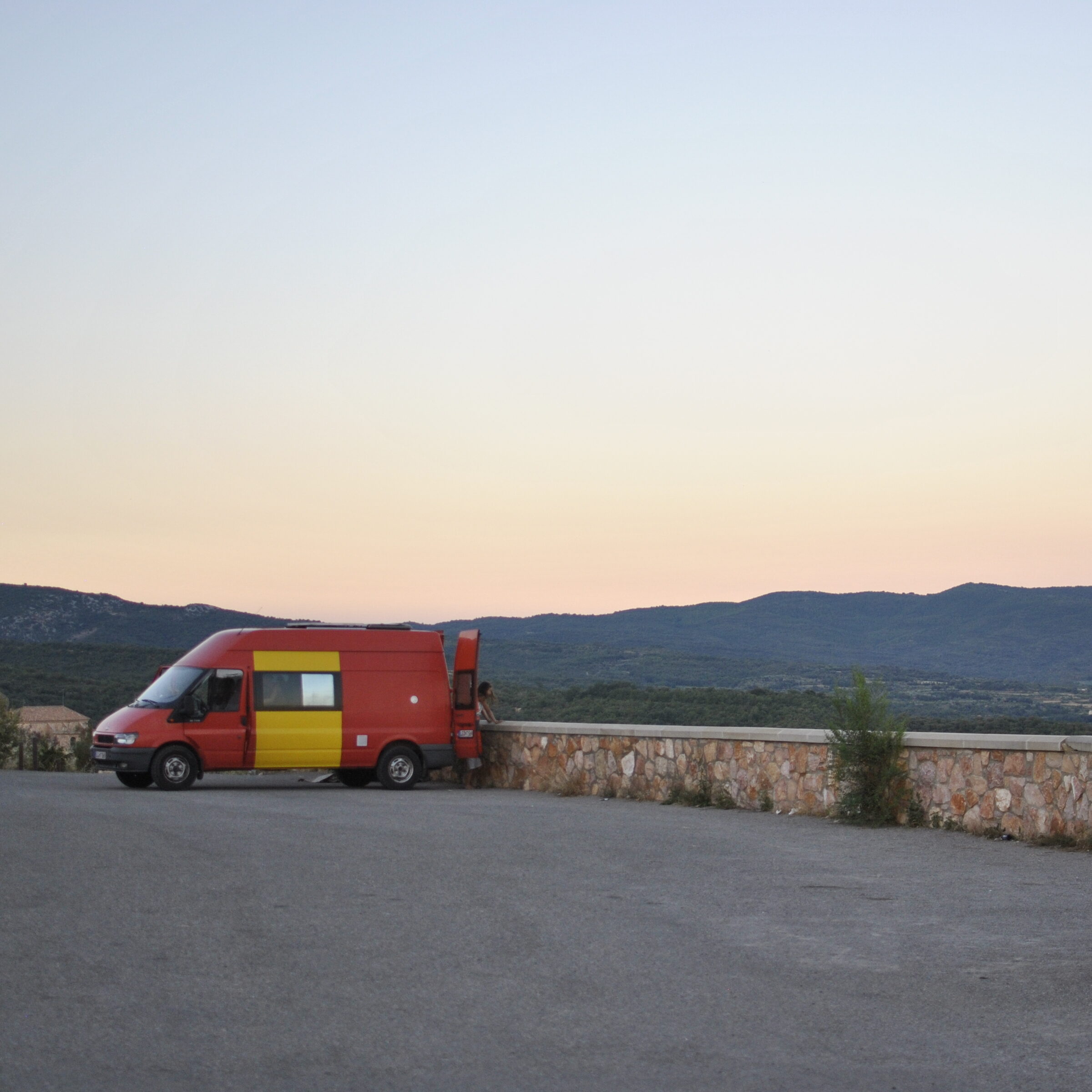 Campingbus Bulli Mauer Abend Spanien