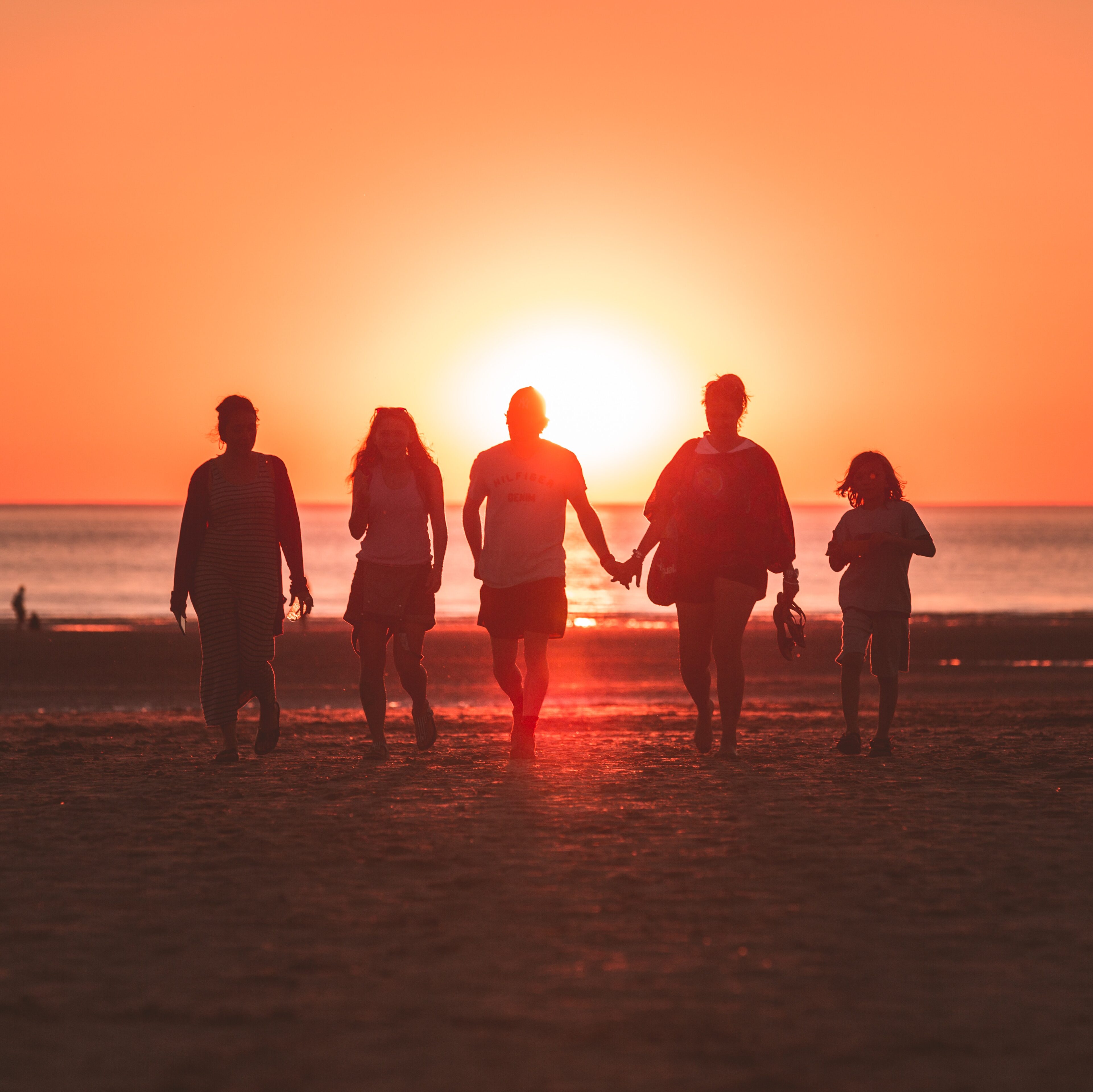 Fünf Leute am Strand Familie Sonnenuntergang